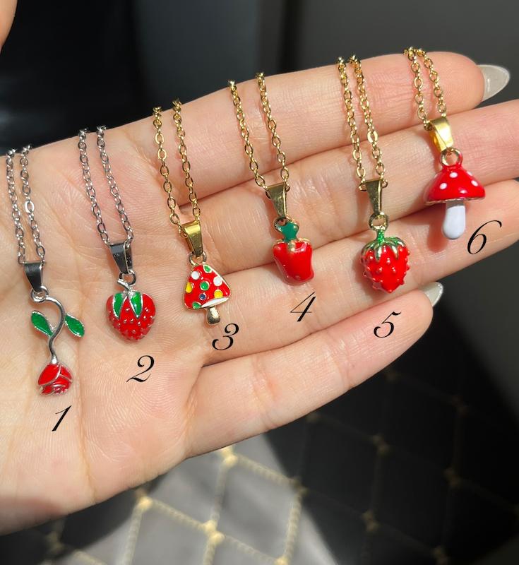گردنبند توت فرنگی و قارچ و گل رز